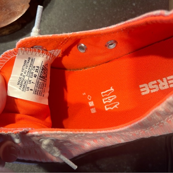 Women’s converse slip on sneakers. - Picture 4 of 5